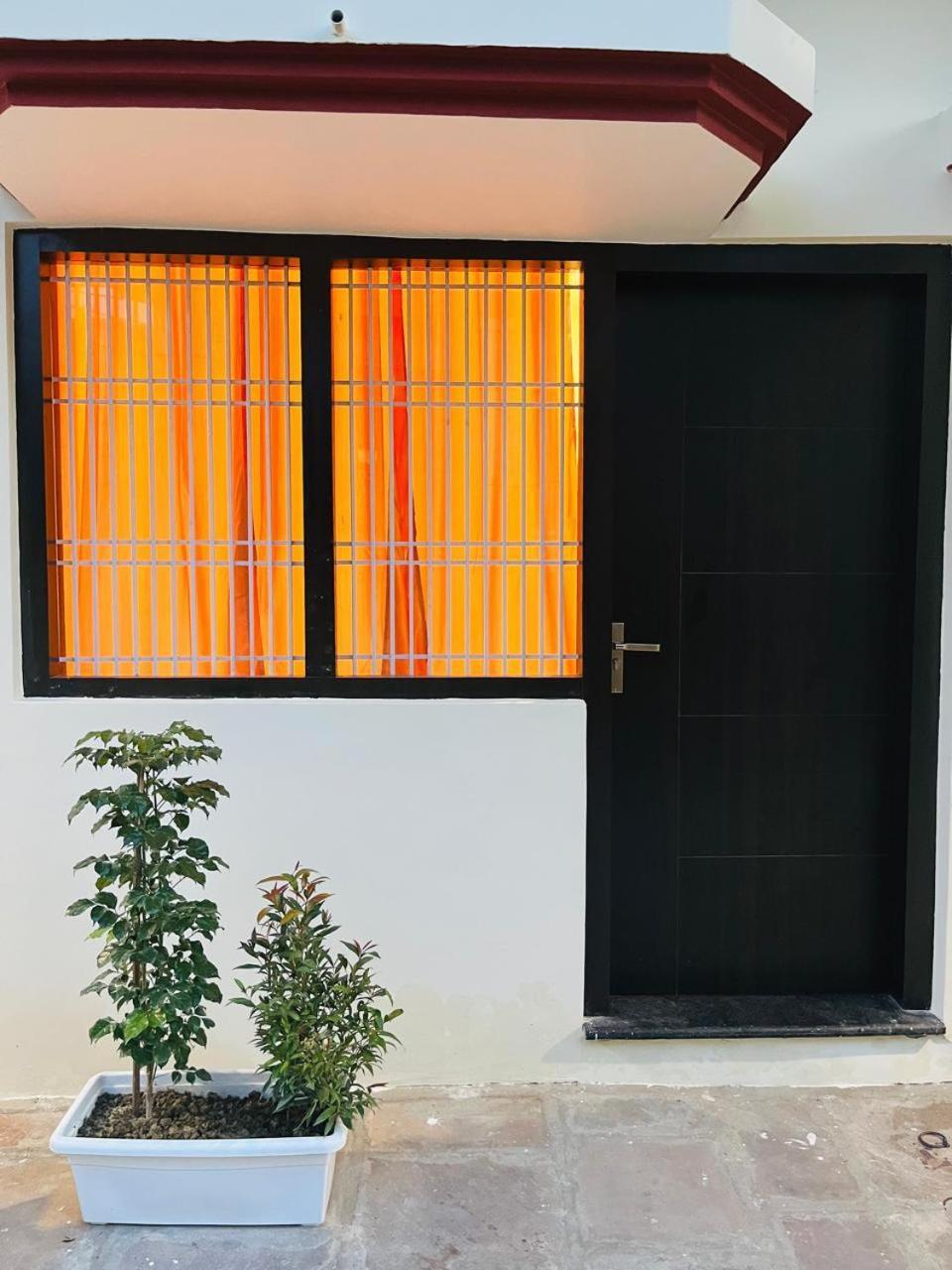 Log Inn Banaras Варанасі Екстер'єр фото